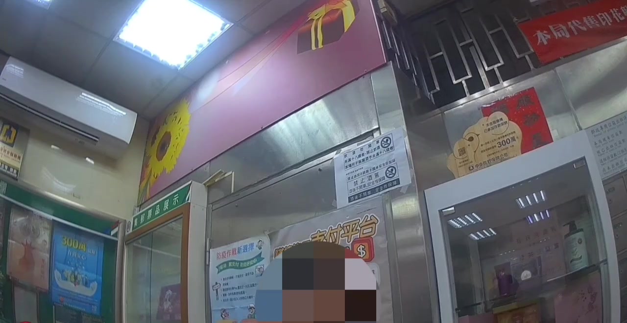 追分派出所員警到郵局關心女子提領保單款項(警方密錄器畫面)