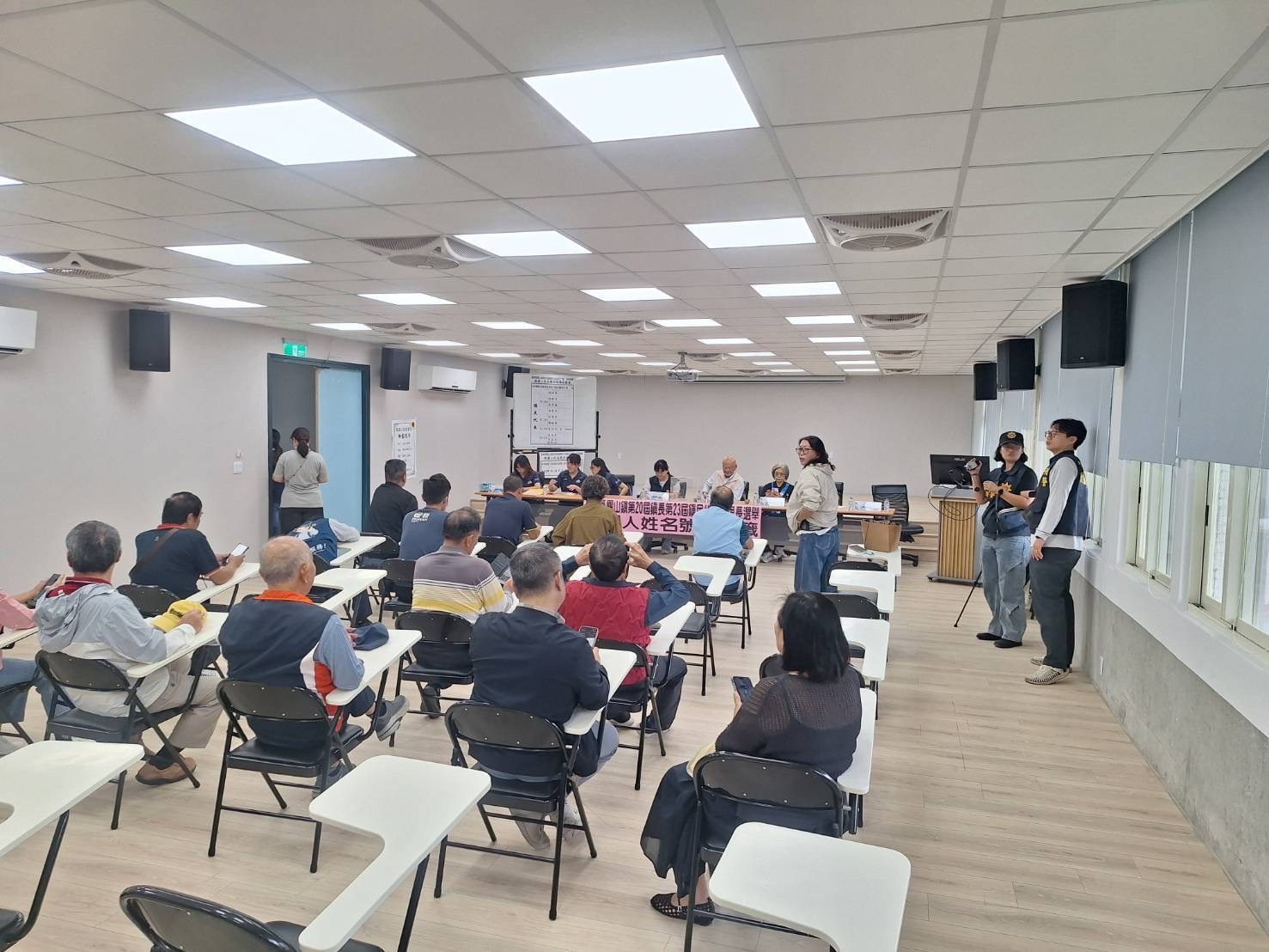 關山鎮公所候選人號次抽籤會場,員警在場維護秩序