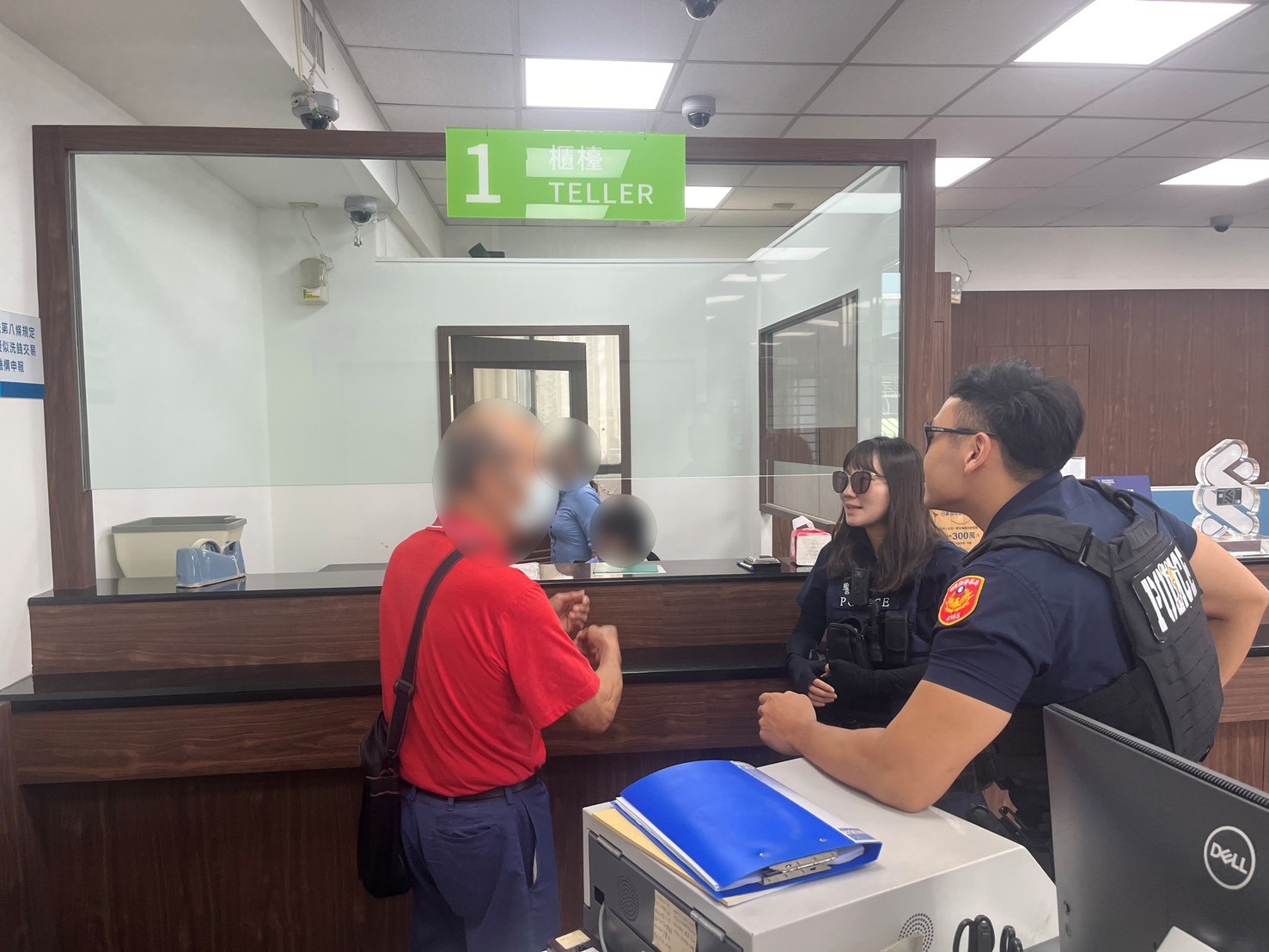 員警向老翁說明交友詐騙手法