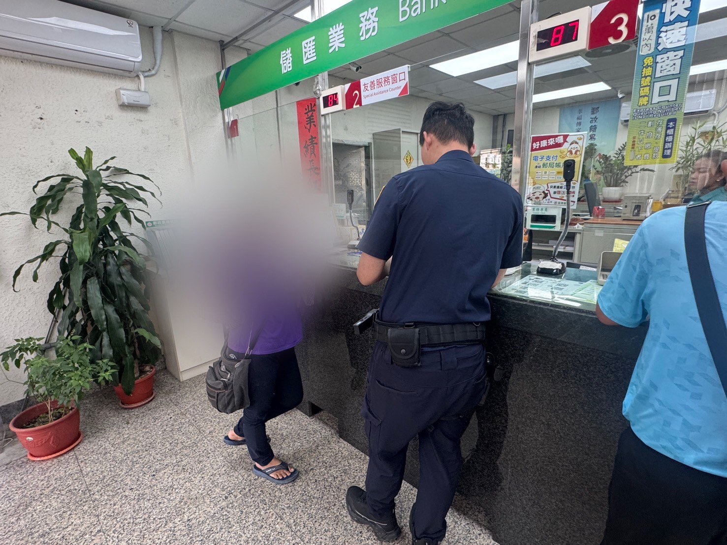 竹南分局員警到金融機構了解婦人提款情形
