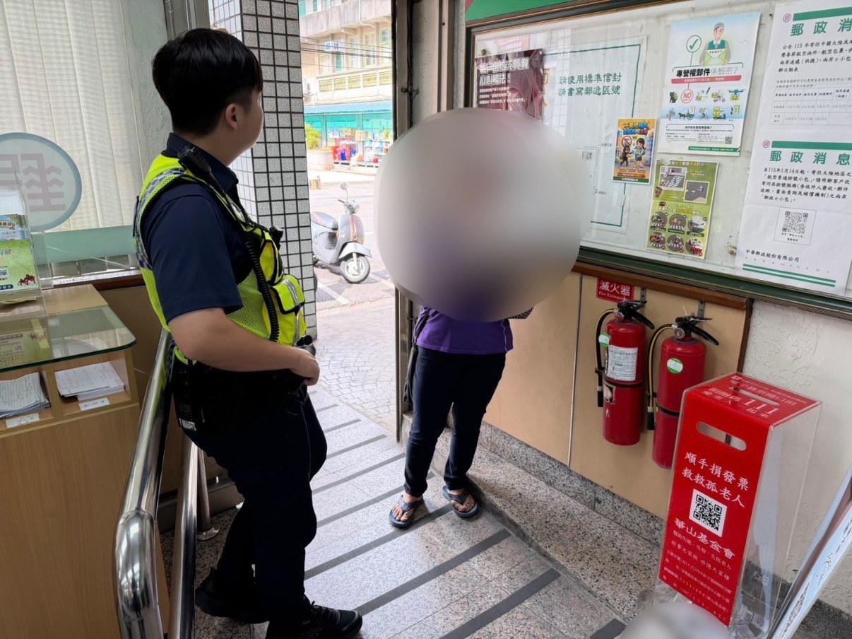員警向朱姓婦人說明常見詐騙手法
