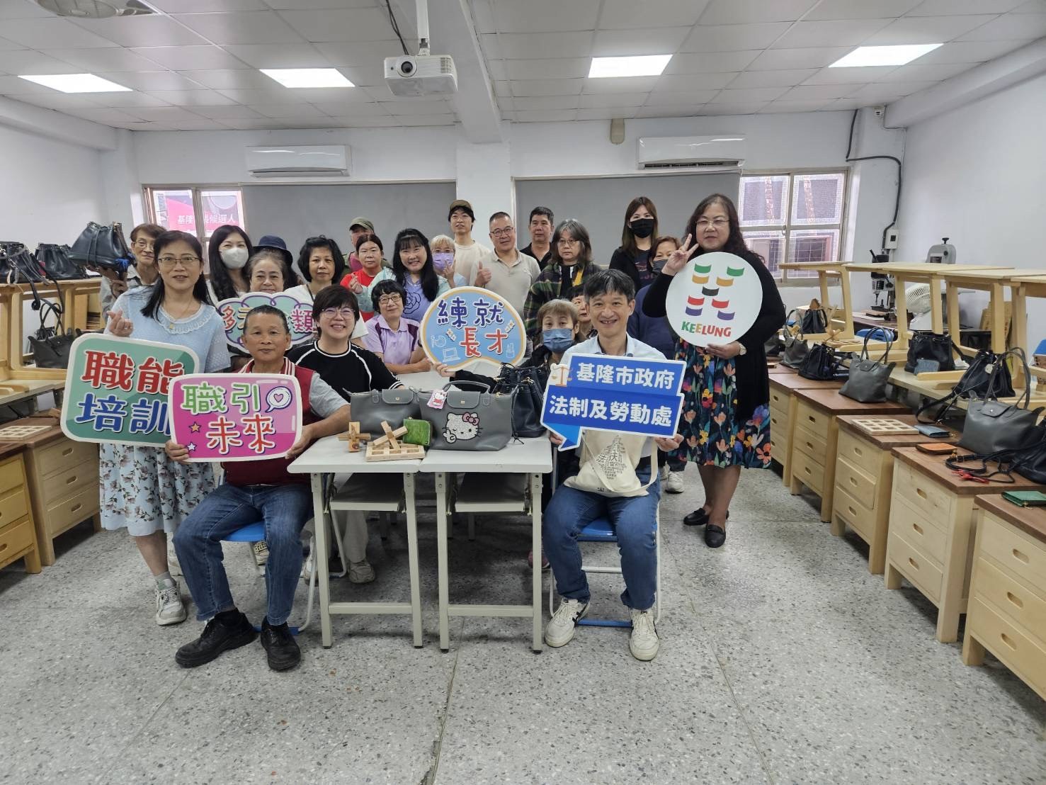 基隆市失業者職業訓練木工家具與皮革工藝商品設計班結訓合影