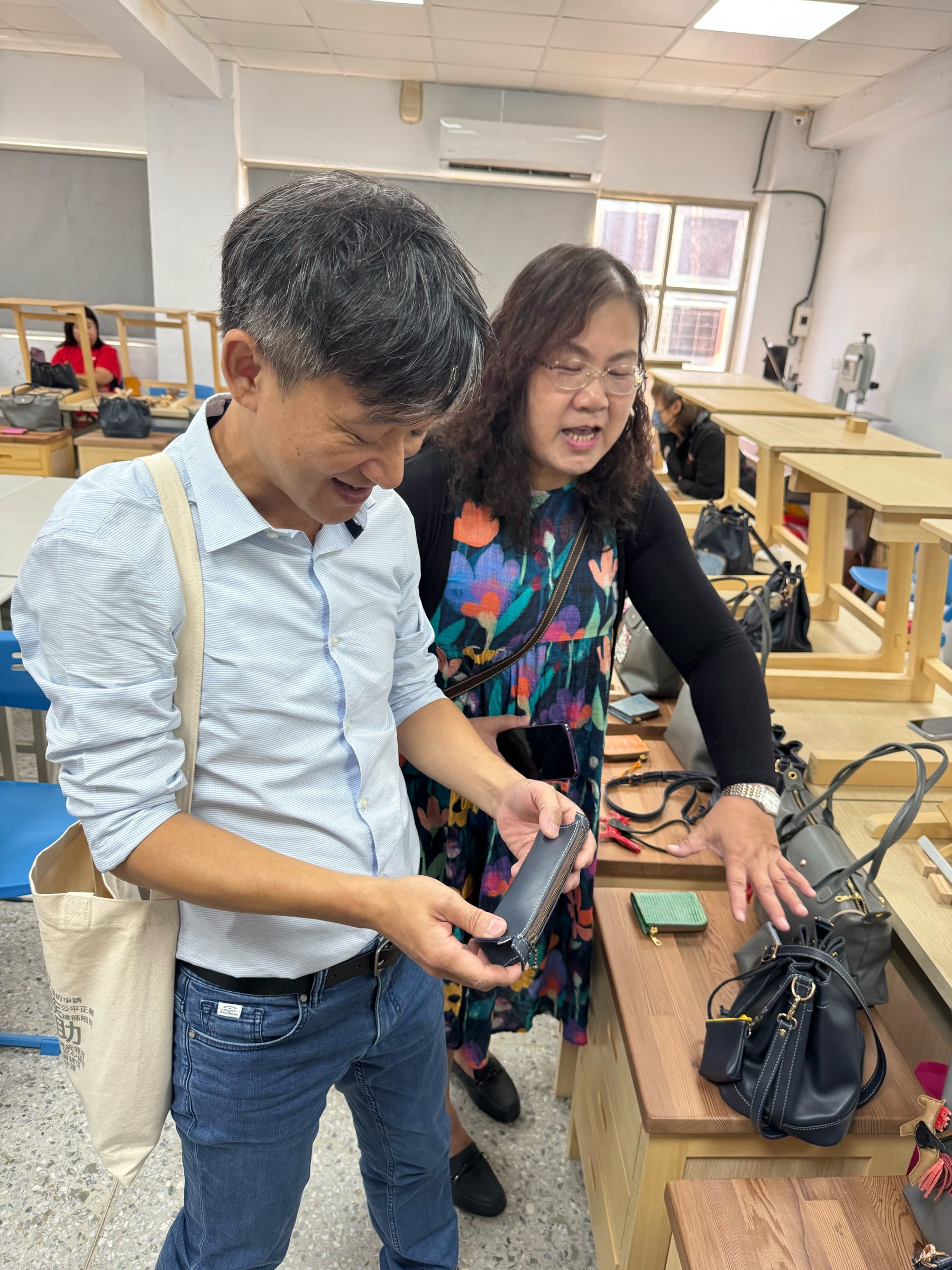 法制及勞動處長劉邦繡欣賞學員製作的皮革作品