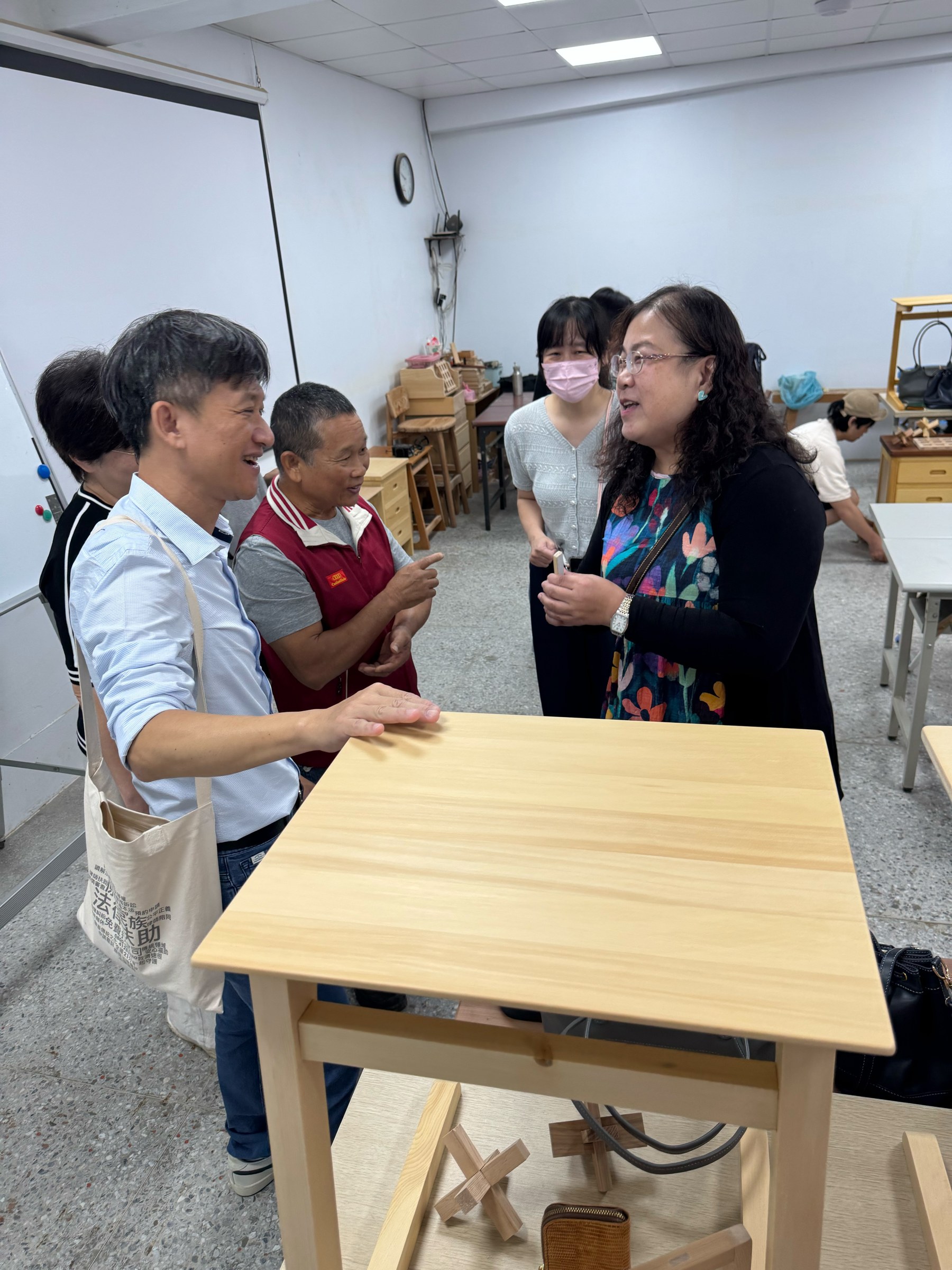 劉邦繡與學員交流木工家具作品