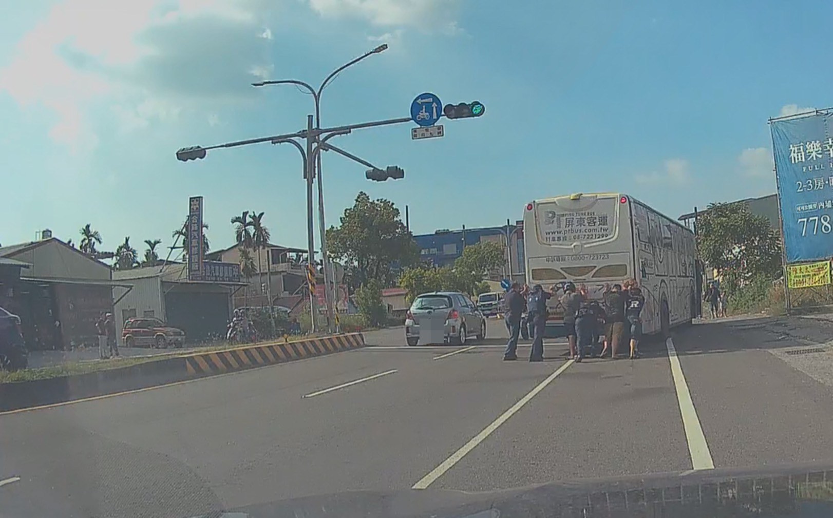 內埔分局員警與路過民眾合力推動故障公車(行車紀錄器畫面)
