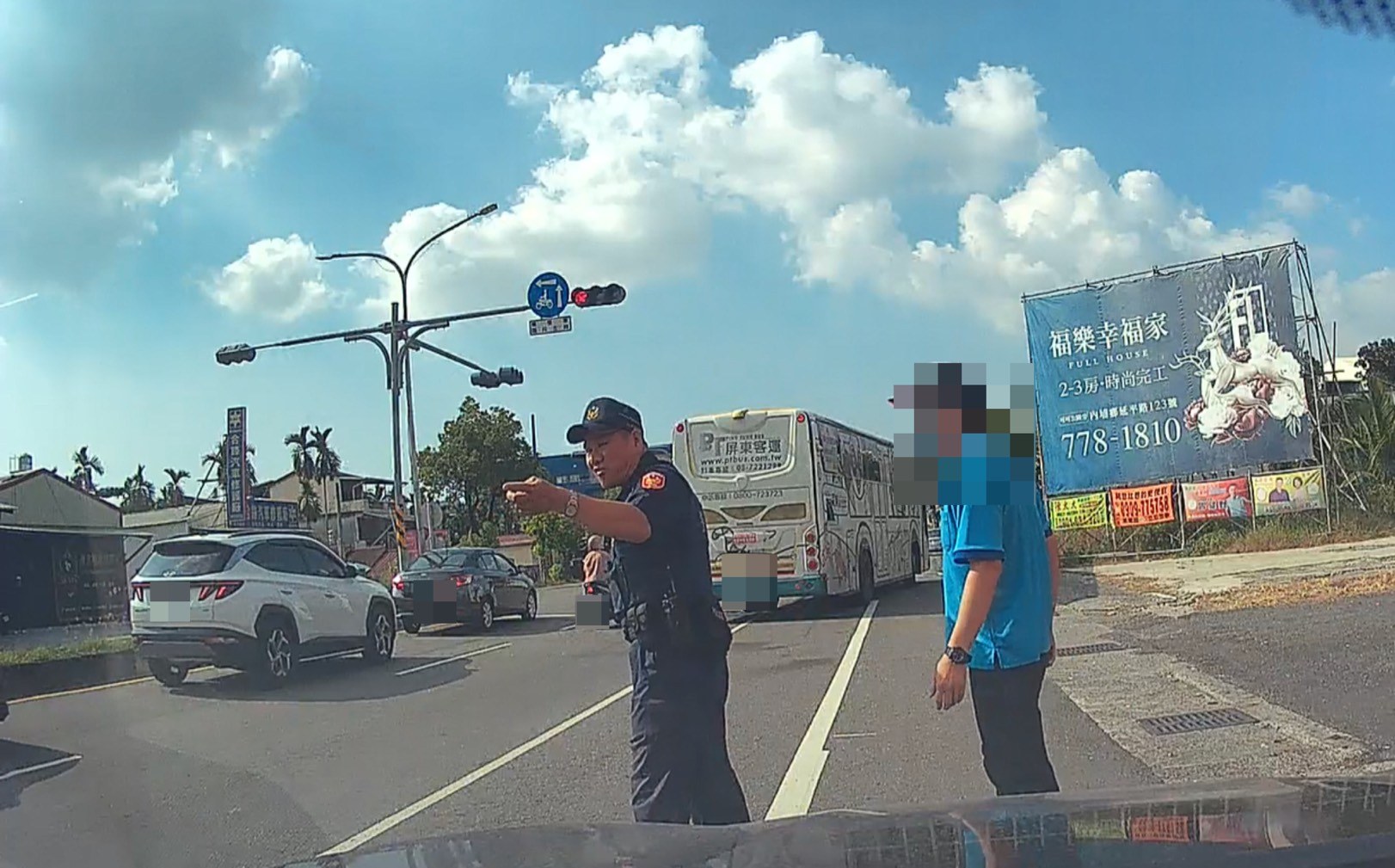 員警指揮疏導周邊車流(行車紀錄器畫面)