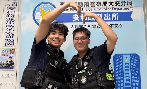綠燈亮了卻不走?開到沒油卡路中央 大安警「徒手推車」解圍