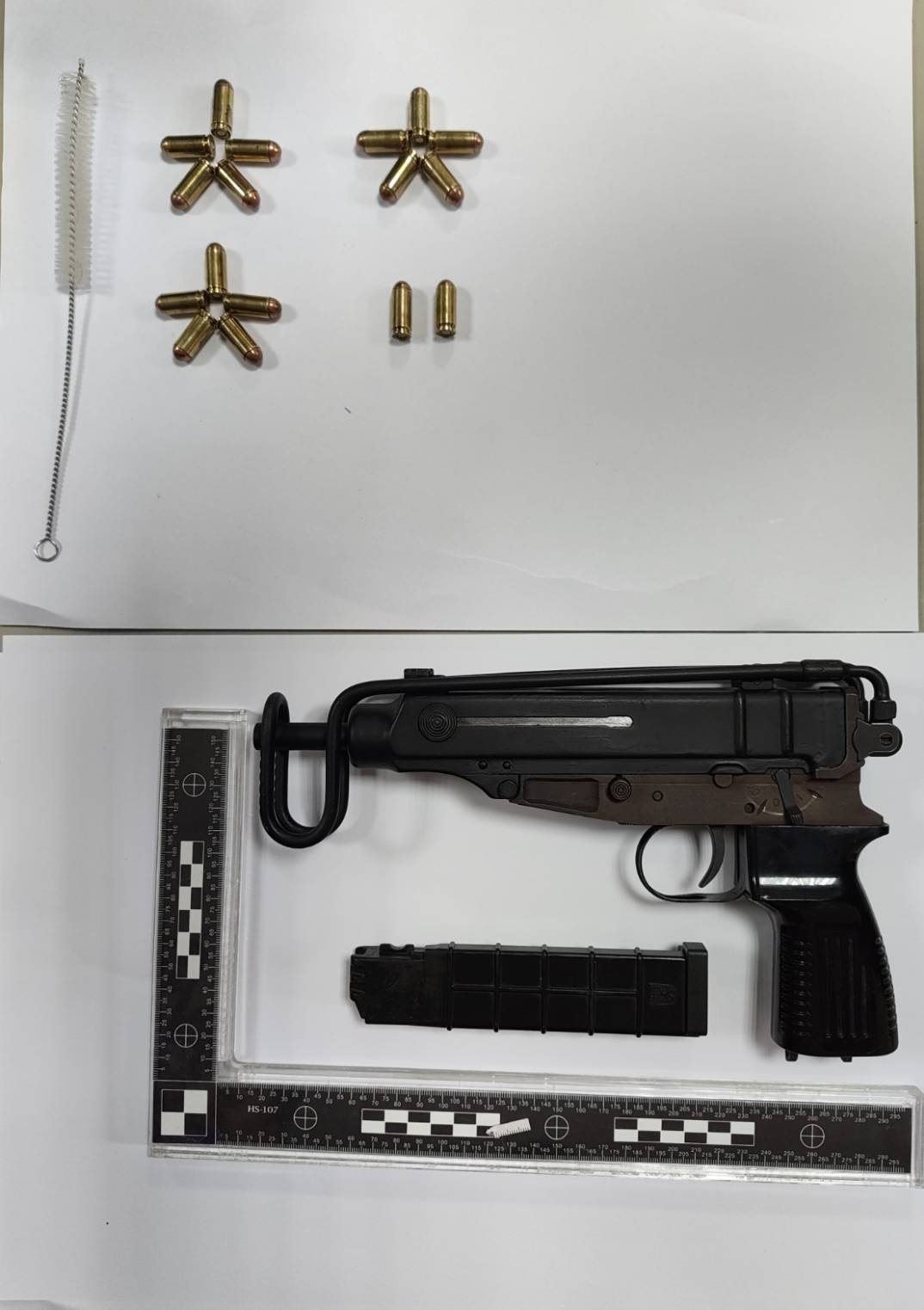 警方查扣改造烏茲衝鋒槍1枝及子彈17顆
