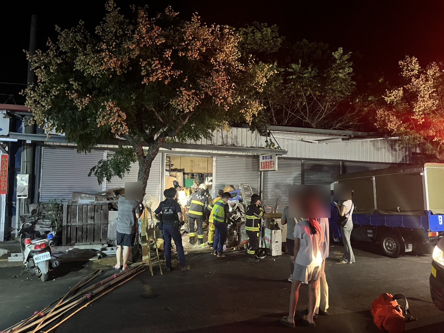 警消與民力於現場協助救援受困婦人