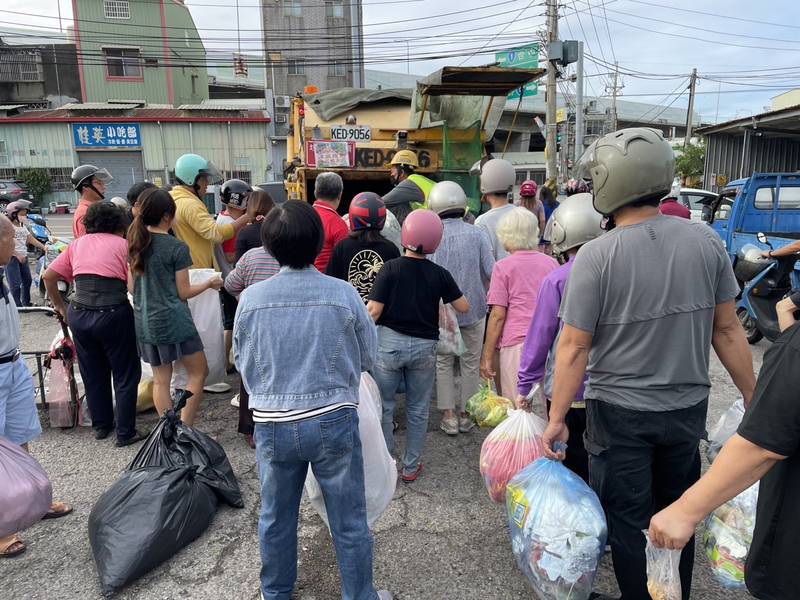 薔琵颱風後市容復原不停歇　中市各區清潔隊兼顧災後清理與垃圾收運