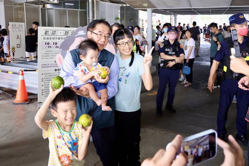 台南車站舊軌道體驗今落幕 黃偉哲分享東山椪柑、盼新站開啟城市新篇章