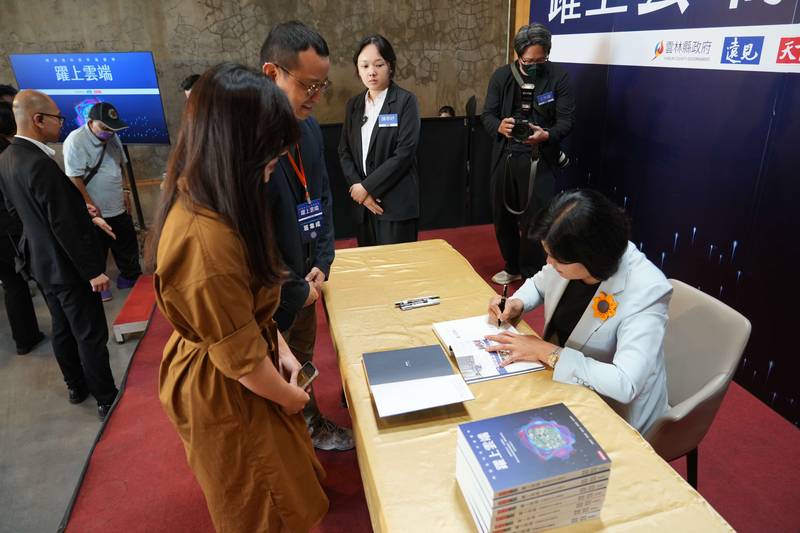 雲林縣政專書《躍上雲端》斗六簽書會 張麗善縣長分享縣政轉型成果