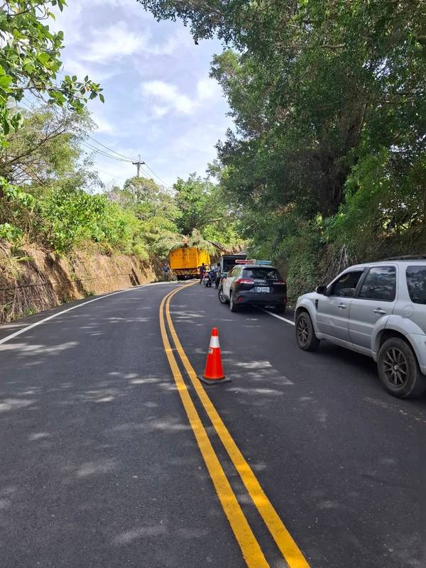 颱風吹倒樹木擋山路 初鹿警攜手地方齊心清障