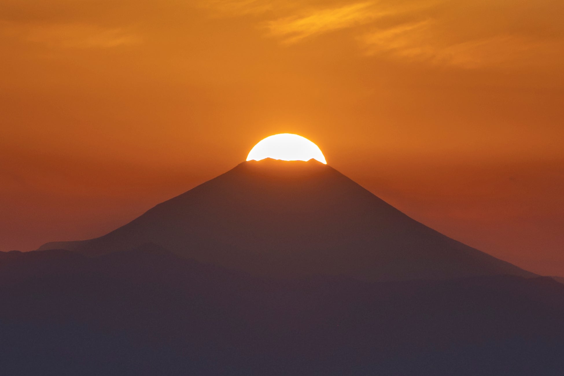 東京晴空塔11月8日傍晚看「鑽石富士」　夕陽落在富士山頂，一年只有幾次