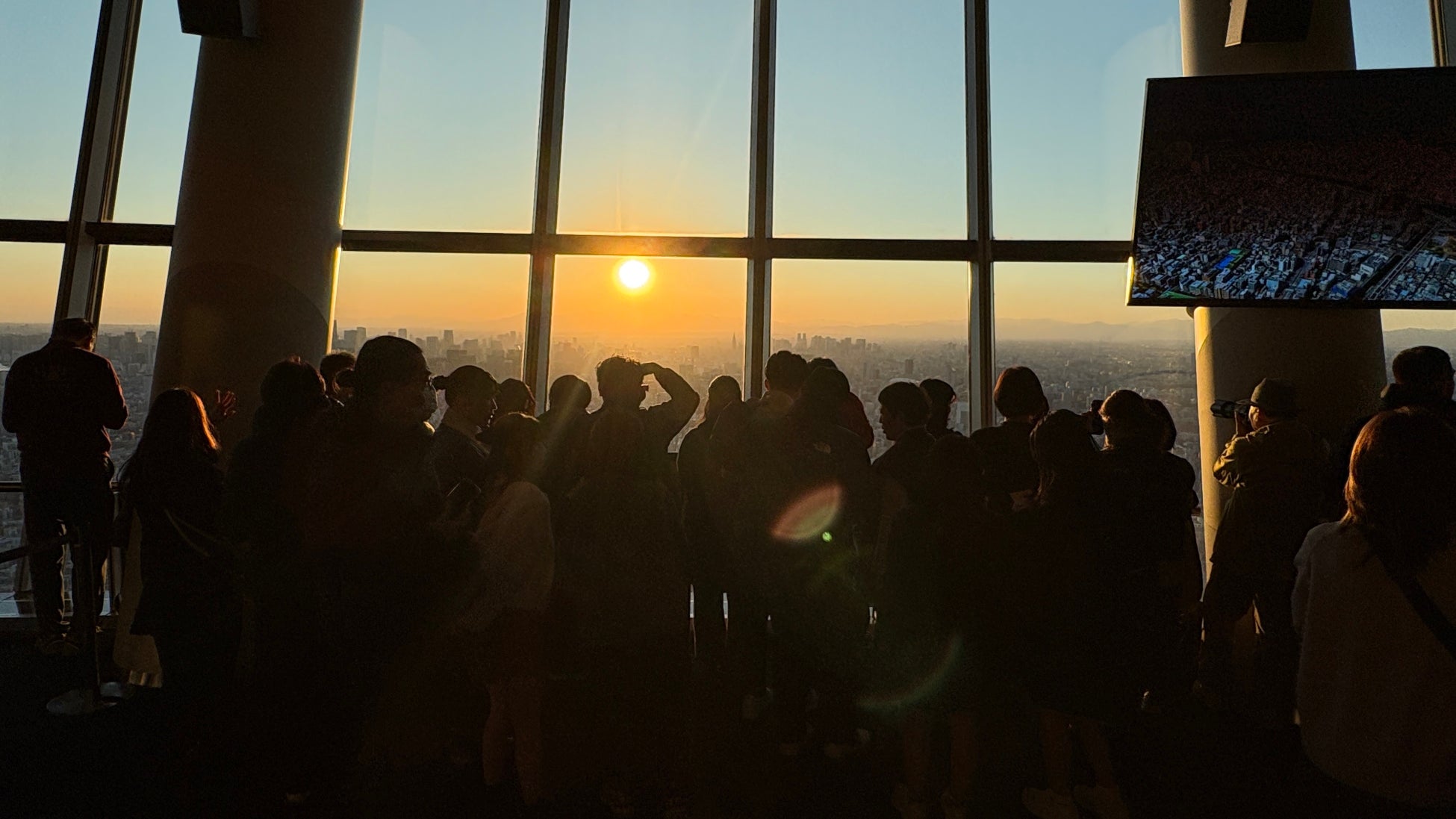 東京晴空塔11月8日傍晚看「鑽石富士」　夕陽落在富士山頂，一年只有幾次