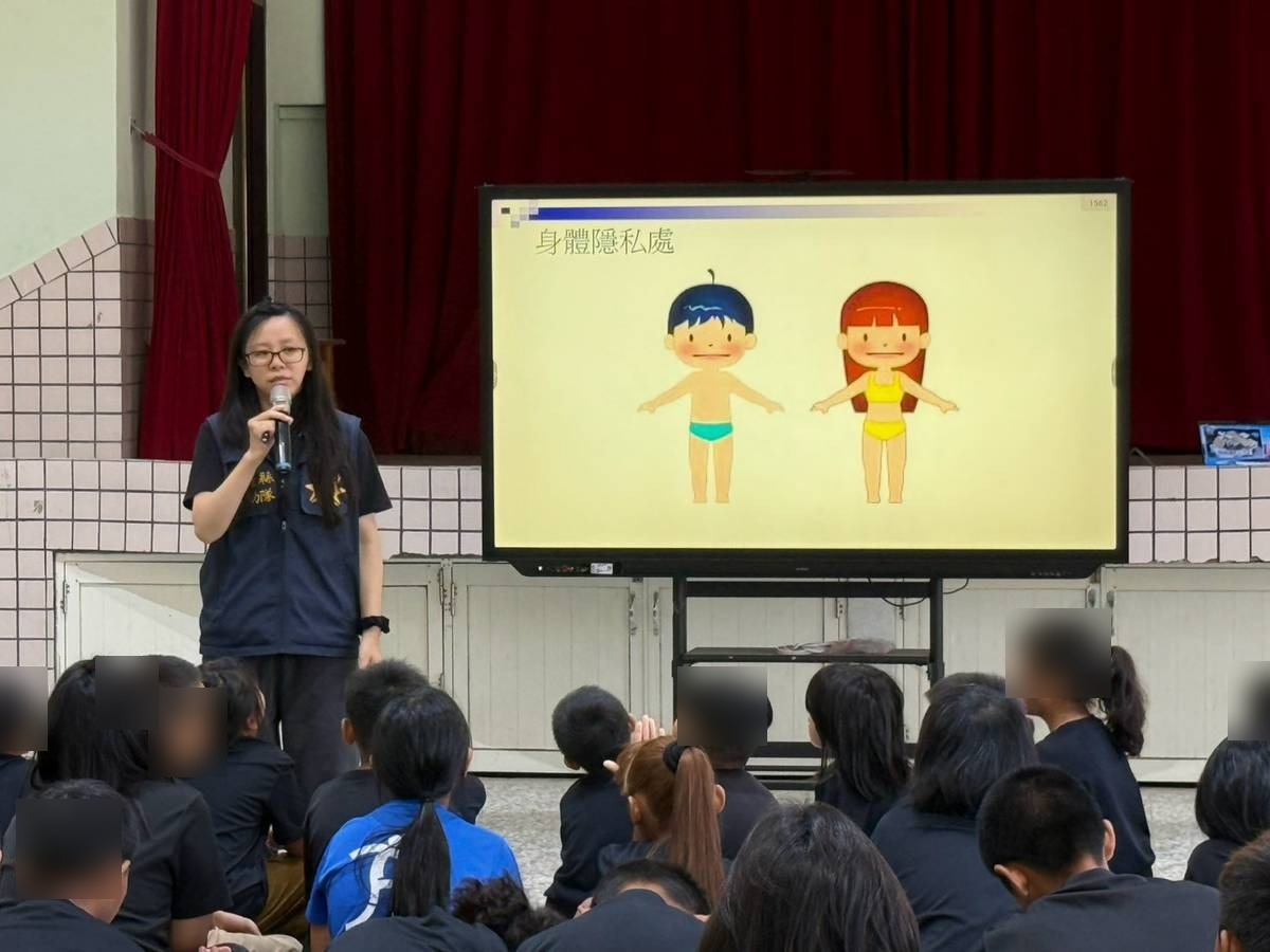 婦幼隊員警以圖卡向學童說明身體隱私處與身體自主權