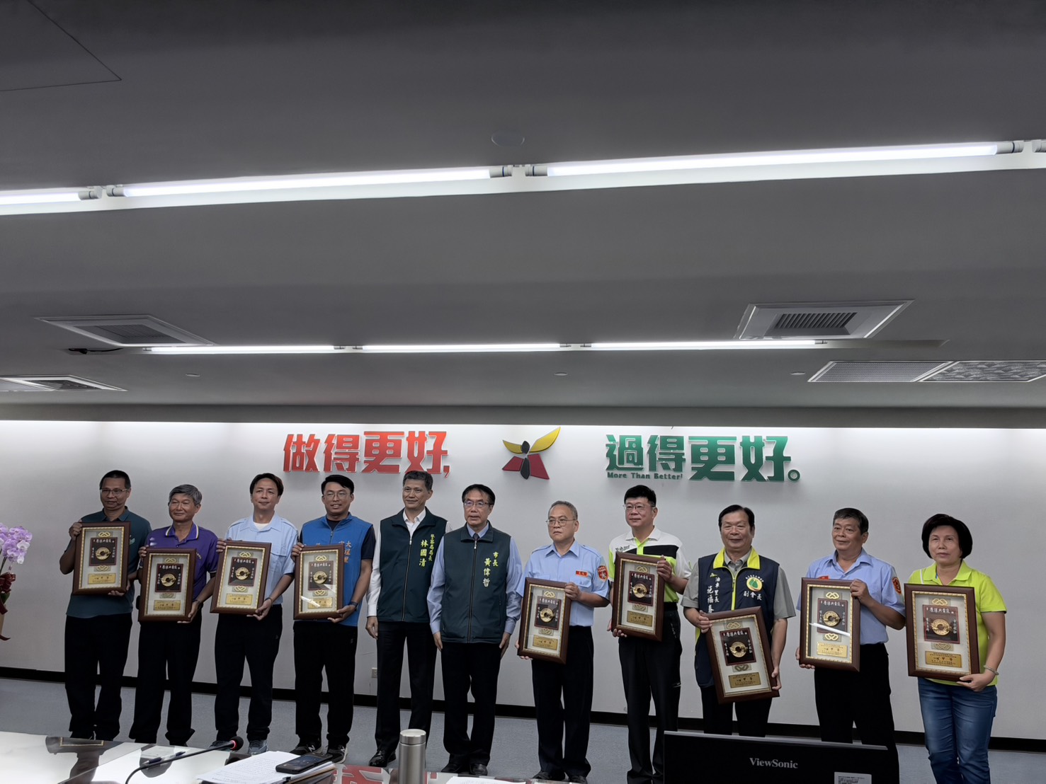 市長黃偉哲、警察局長林國清與績優守望相助隊代表合影