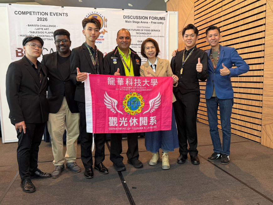 征戰檳城國際廚藝賽 龍華科大抱回1金4銀1佳作 6 《圖說》龍華科大觀光休閒系學生簡嘉德勇奪「無酒精調酒組」金牌(右二)、劉逢立榮獲桌邊烹調銀牌的最高榮譽(左三)。〈龍華科大提供〉