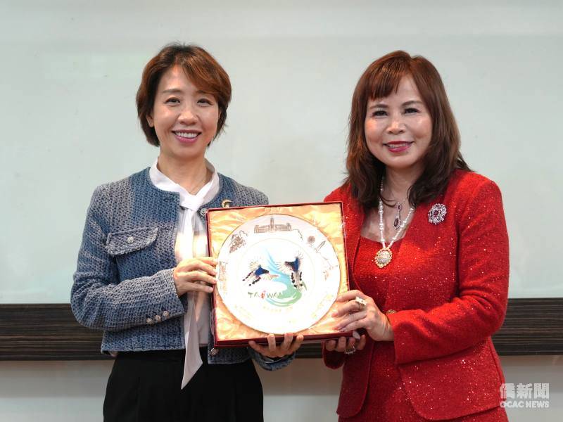 世華回國訪問團拜會僑委會 李姸慧肯定世華姊妹凝聚僑界女力