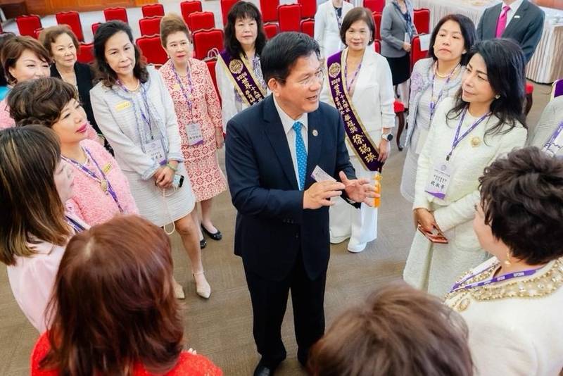 外交部長林佳龍歡迎「世界華人工商婦女企管協會」第14屆總會長陳玲華及重要幹部來部拜會