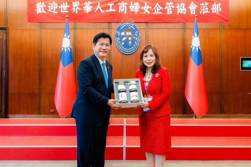 外交部長林佳龍歡迎「世界華人工商婦女企管協會」第14屆總會長陳玲華及重要幹部來部拜會