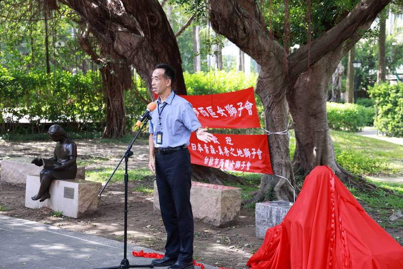 國父紀念館《閱讀少男》銅雕揭幕 王秀杞創作與《閱讀少女》並坐