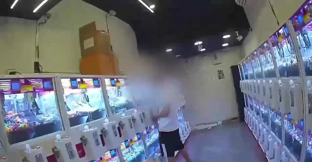 員警進入店內,發現賴姓男子(畫面已模糊處理)在娃娃機台旁(翻攝密錄器畫面)