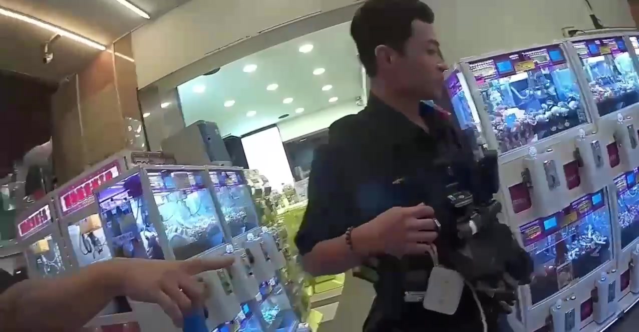 遭破壞鎖頭的娃娃機台(翻攝密錄器畫面)