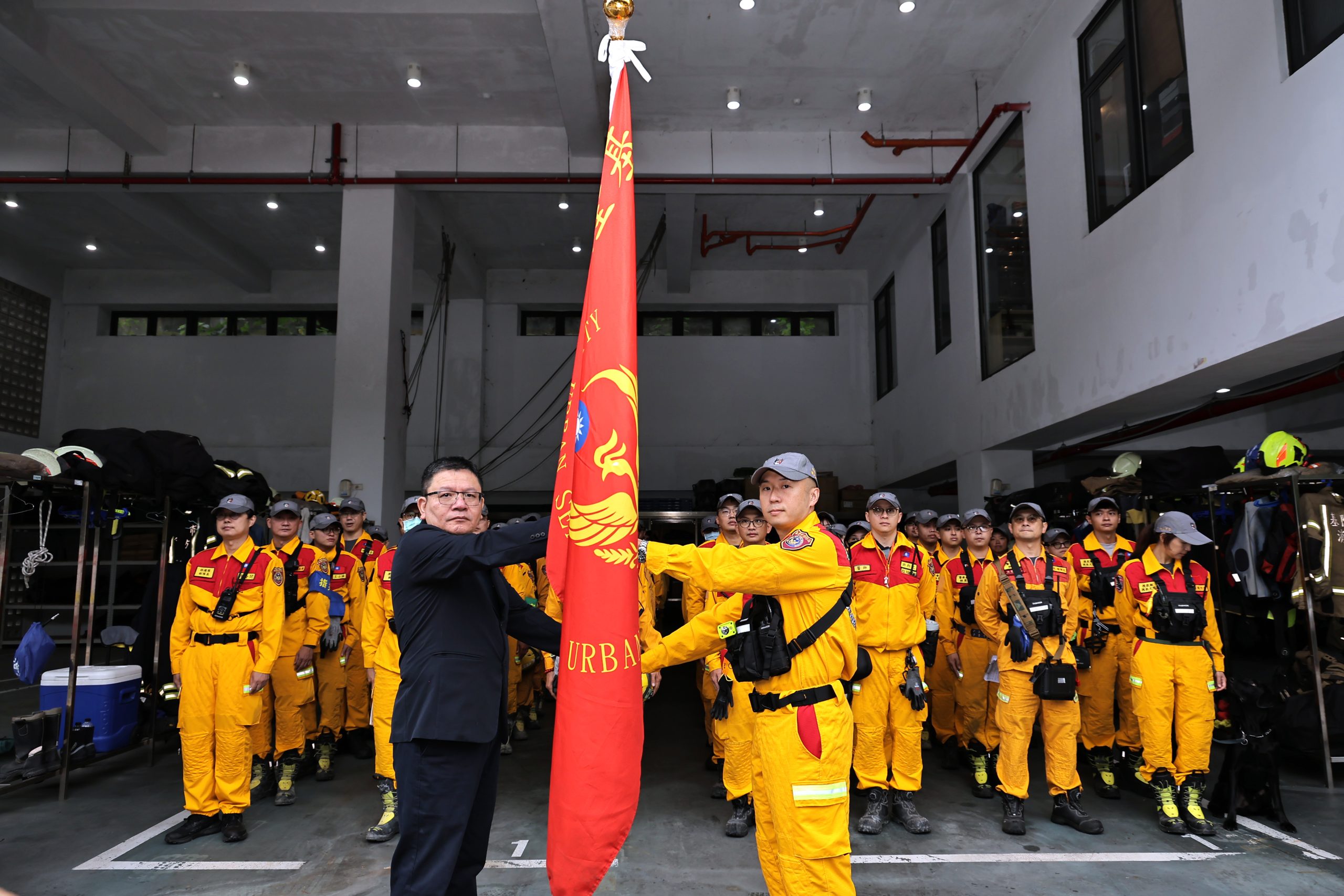 基隆副市長方定安授旗,為參與NAP認證的特搜隊員加油打氣