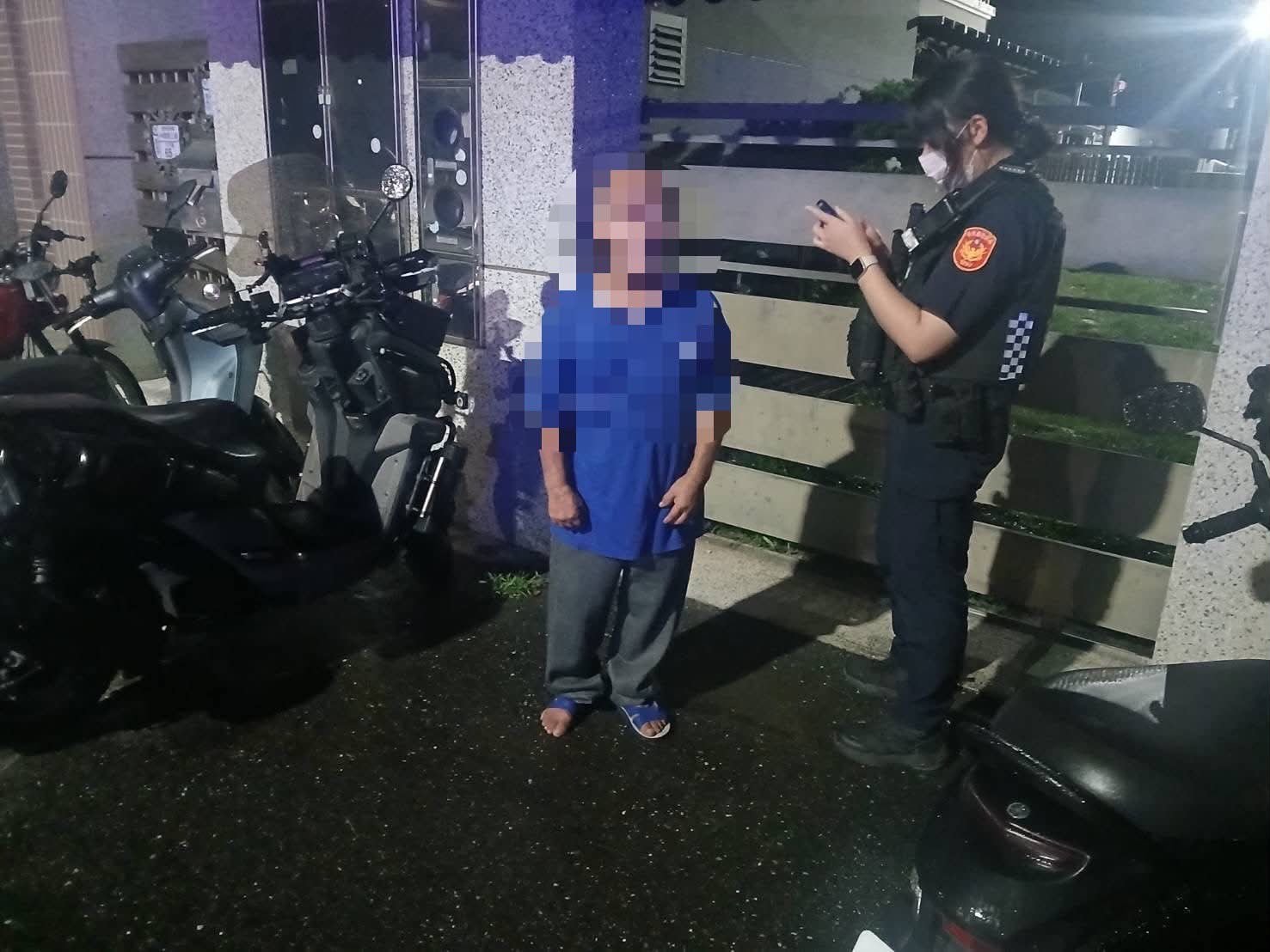 永樂派出所員警耐心與長者交談，協助確認身分