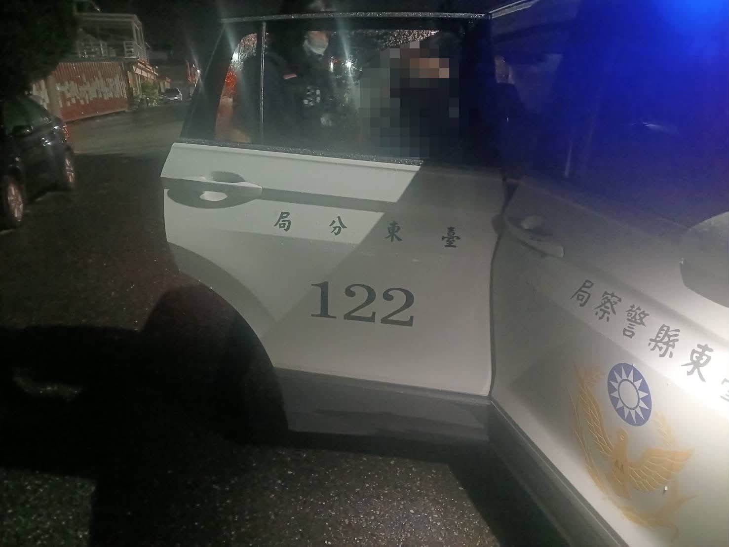 員警以巡邏車將長者安全送返住家