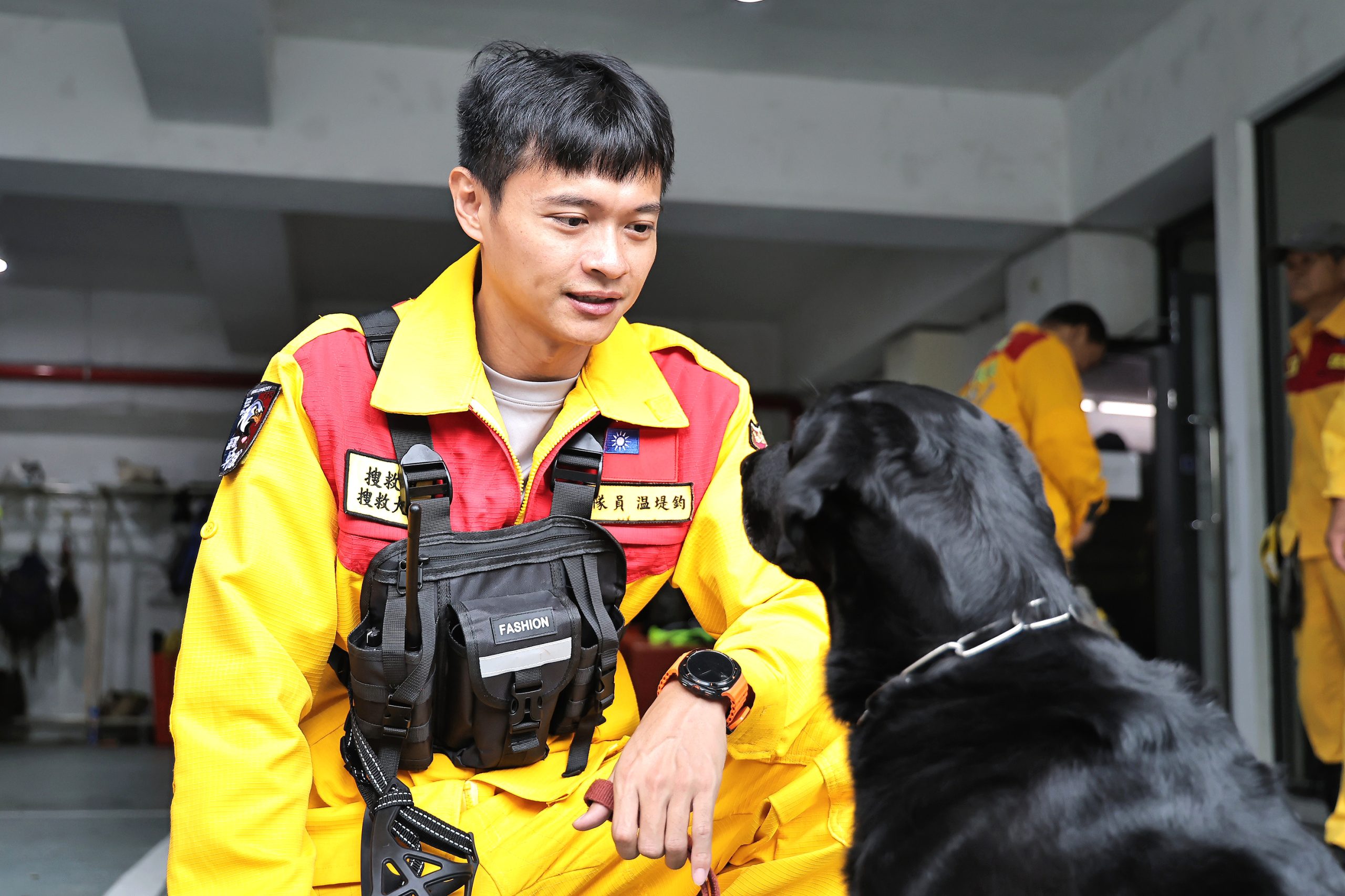 特搜隊員與搜救犬