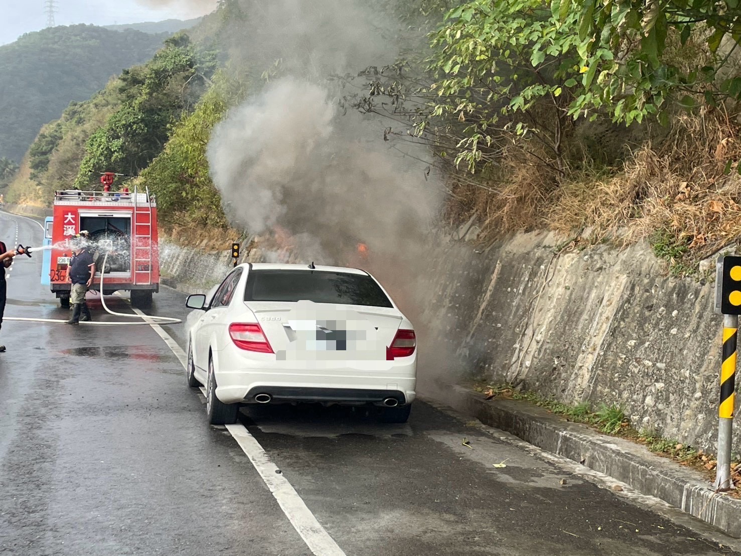 自小客車於加津林橋南向車道起火，消防人員到場灌救