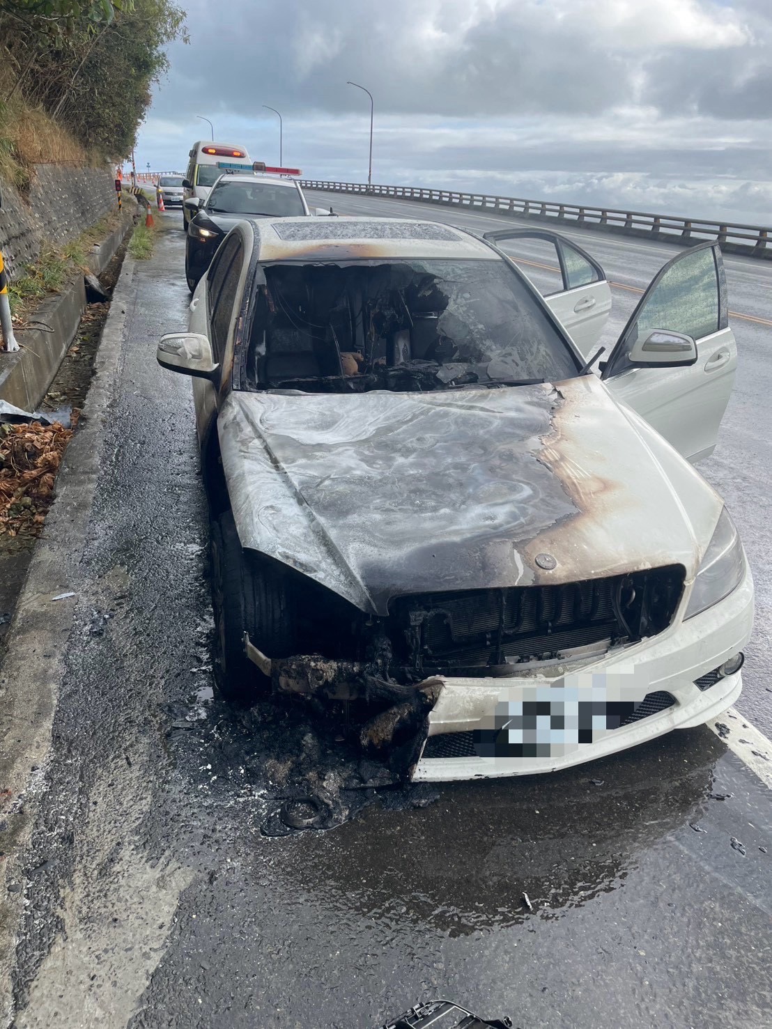 車輛車頭嚴重燒毀