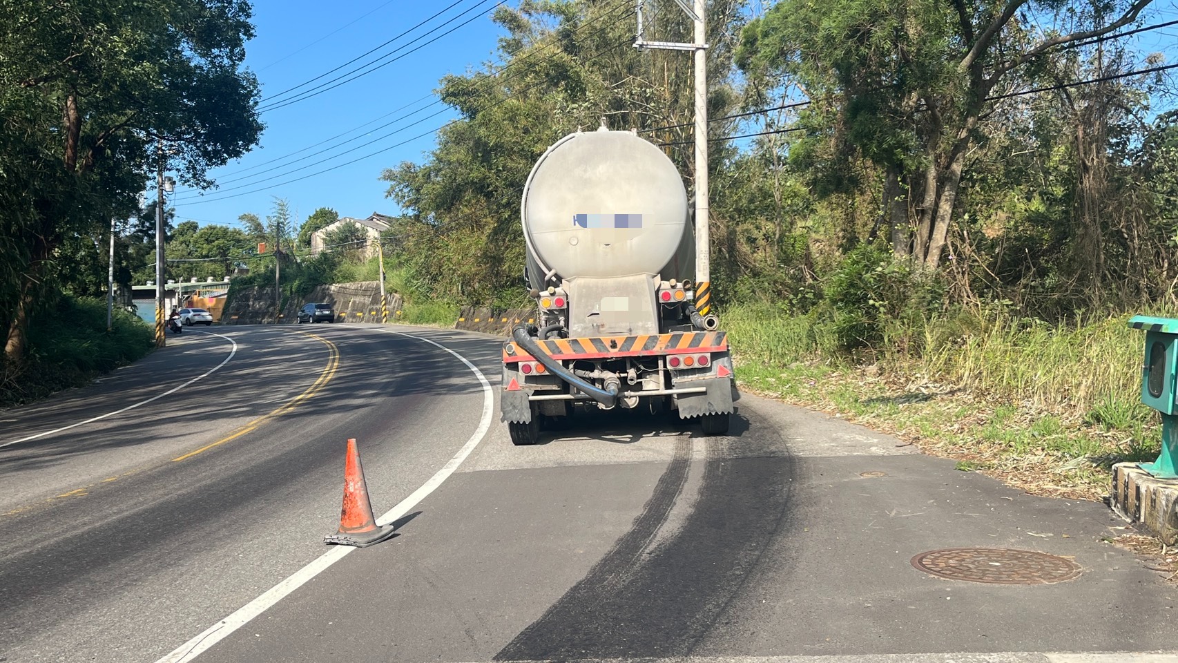 曳引車停於路邊,路面留有油漬痕跡
