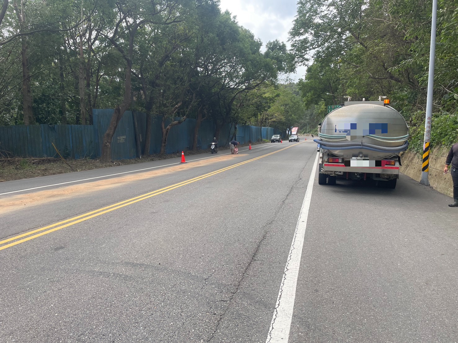 縣道128線15.5公里處路面油漬,現場擺放三角錐警示