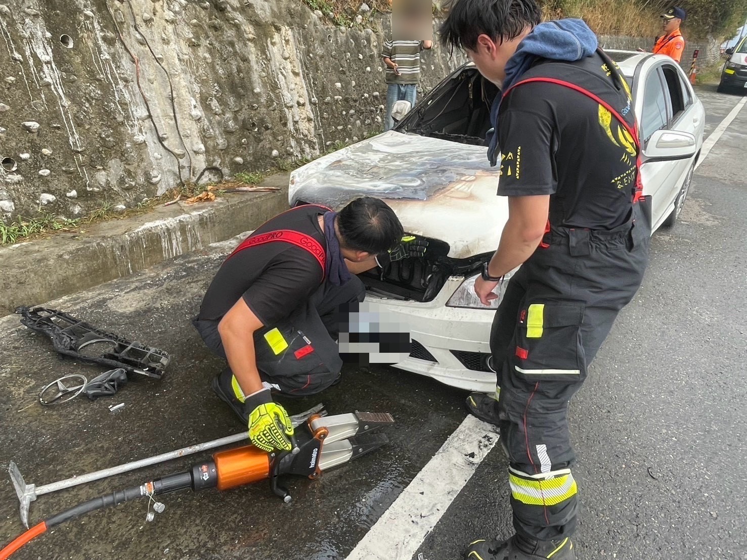 消防人員檢查車頭狀況