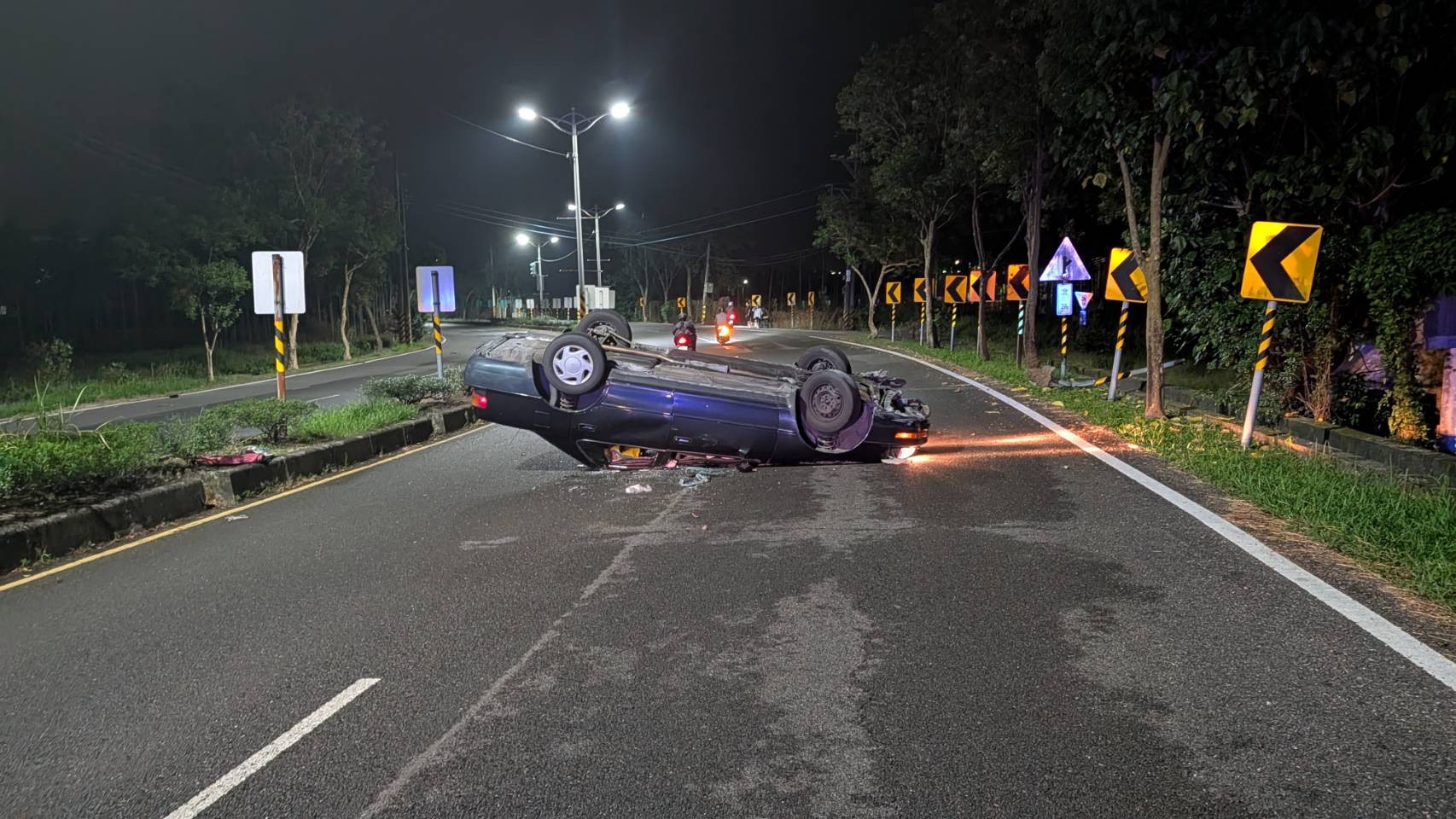 自小客車翻覆於科大北路對向車道