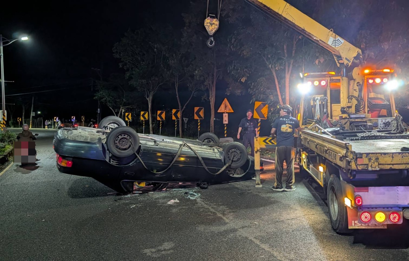 拖吊車到場處理翻覆車輛