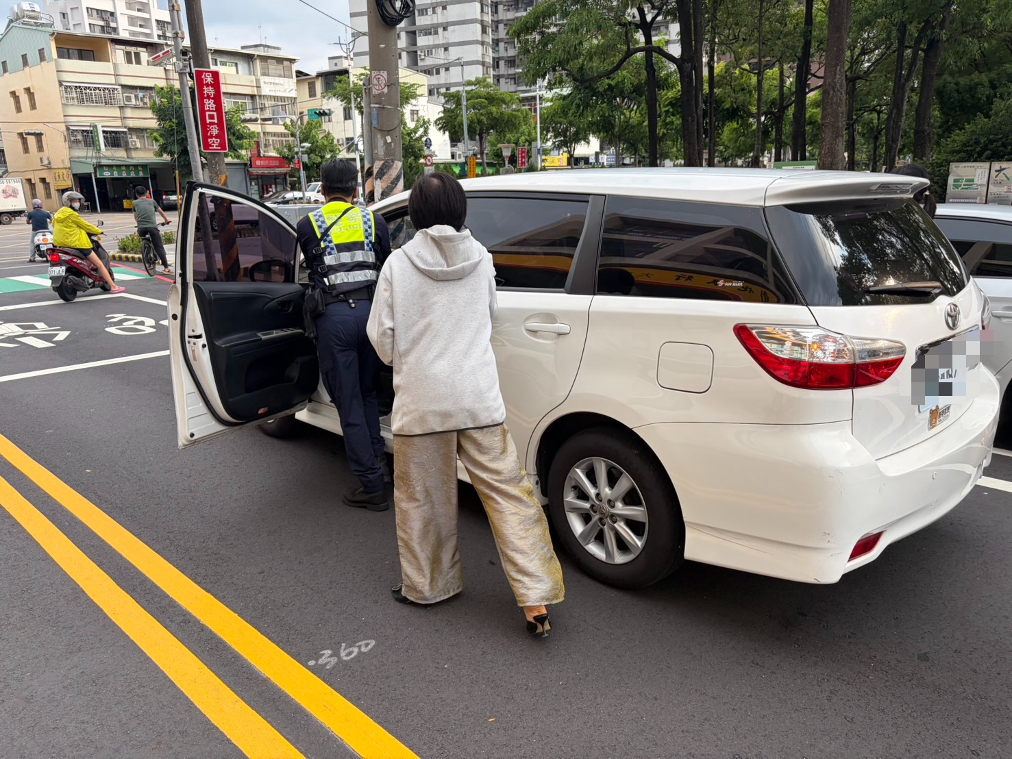國光派出所員警協助拋錨車主處理