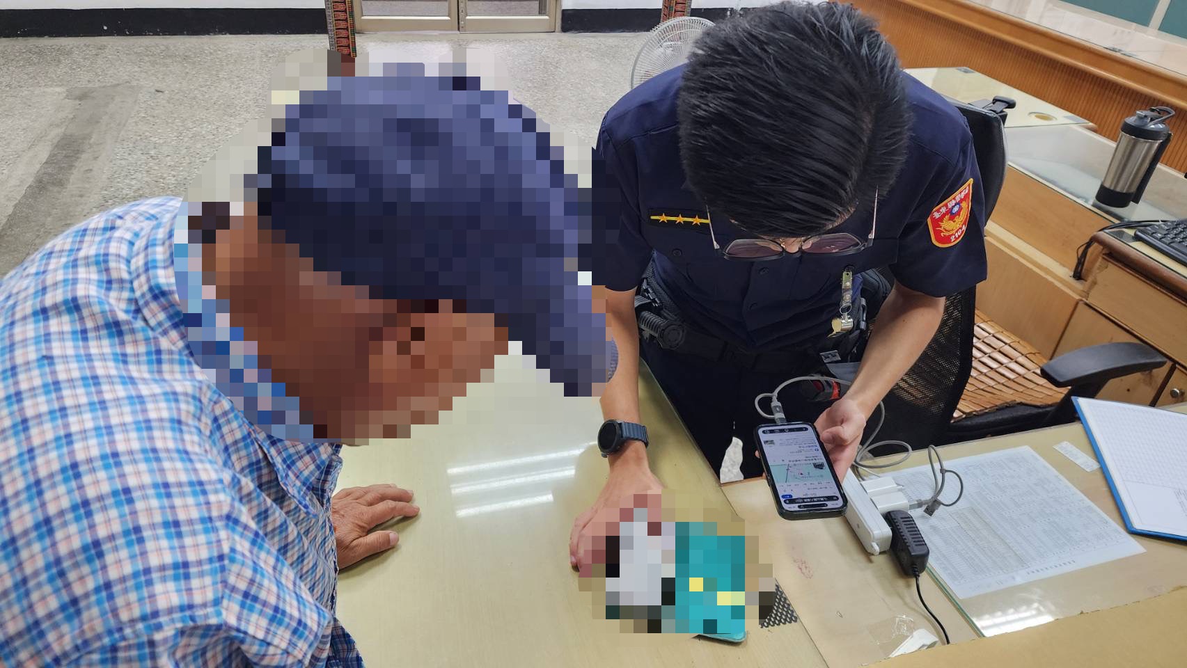 關山派出所警員曾裕宸協助長者查看手機內的住宿資訊