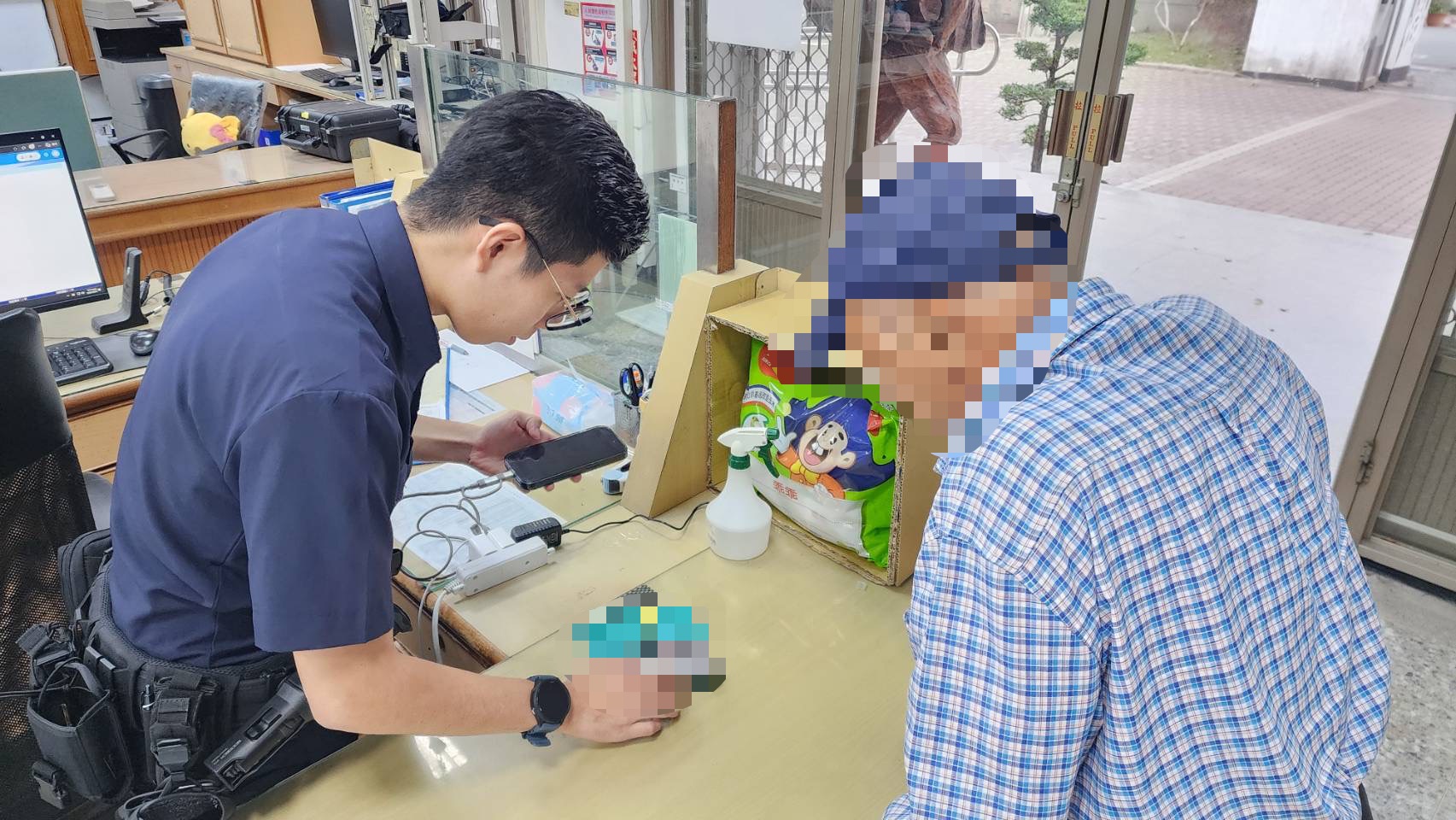 員警逐一核對民宿名稱與地址