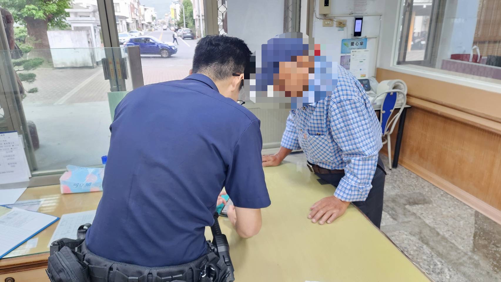 員警透過地圖向長者說明前往路線