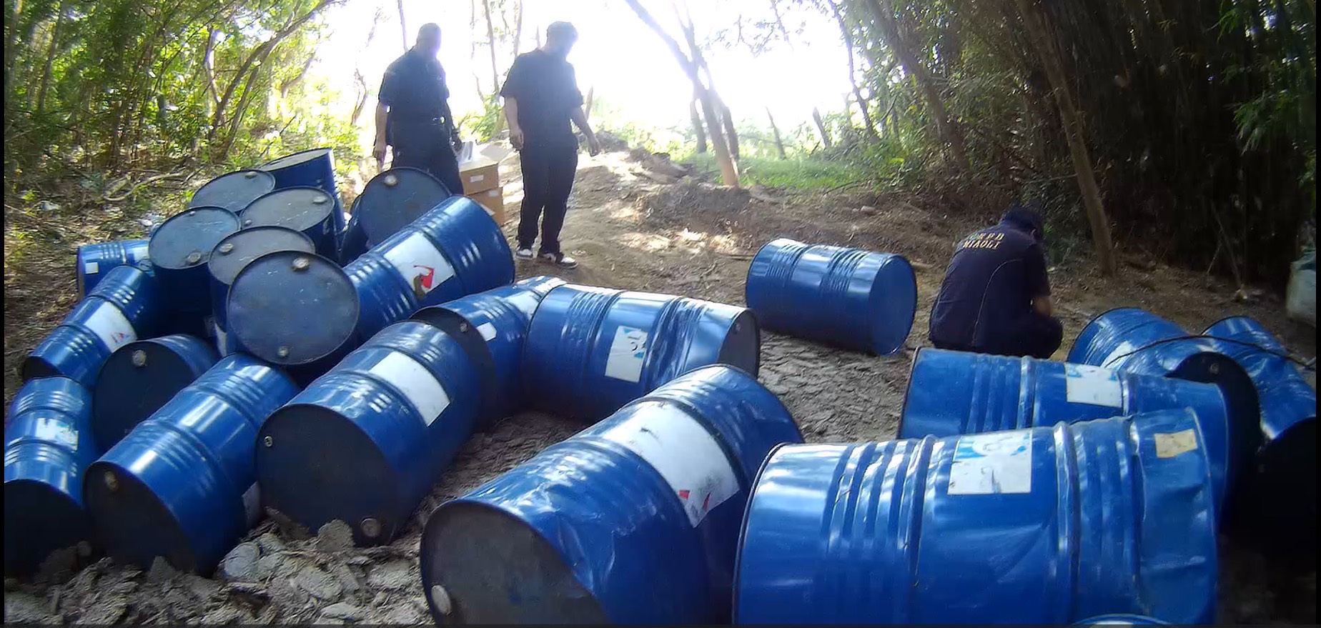 竹林空地遭棄置的桶裝化學溶液,警方會同權責單位稽查