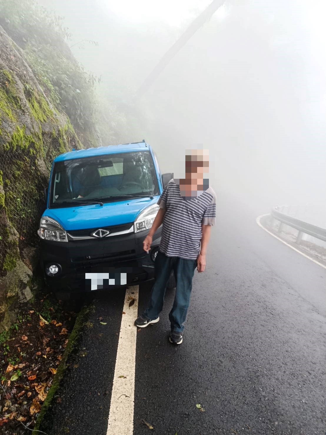 李姓男子駕駛的小貨車因山區起霧不慎掉入路旁水溝