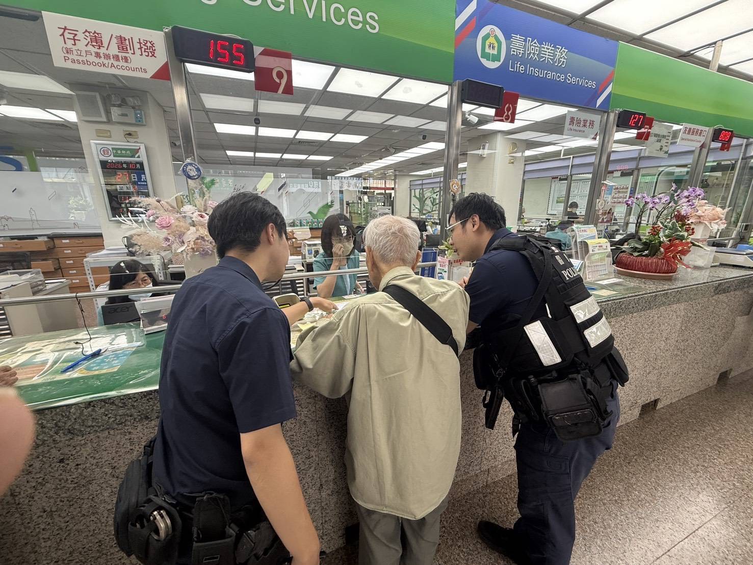 南警第六分局員警到郵局協助勸阻老翁匯款