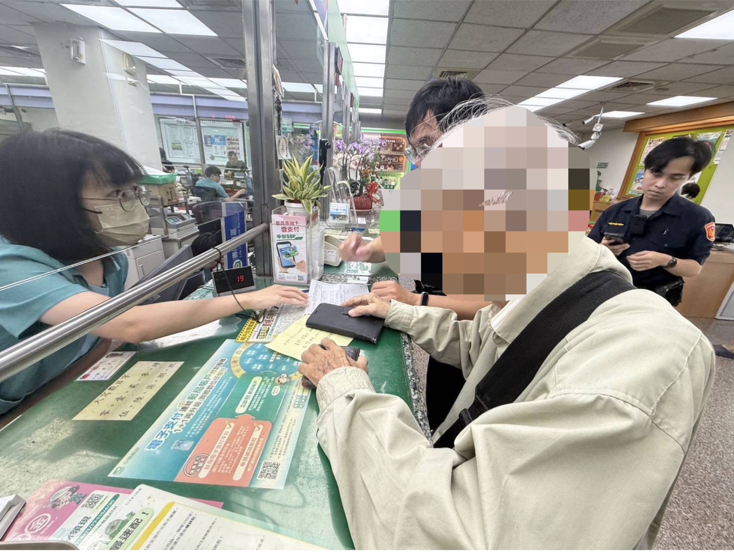 郵局行員察覺有異，以QR Code報案