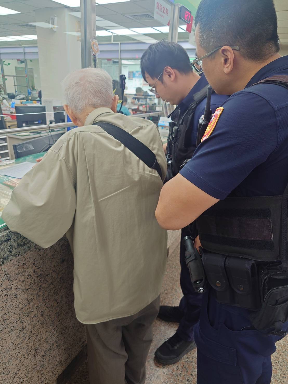 員警耐心向老翁說明假交友詐騙手法