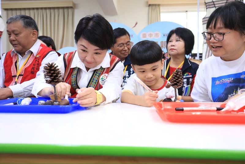 和平專案首站視察全國海拔最高親子館! 盧市長:免費育兒資源深入原鄉、照顧更多家庭