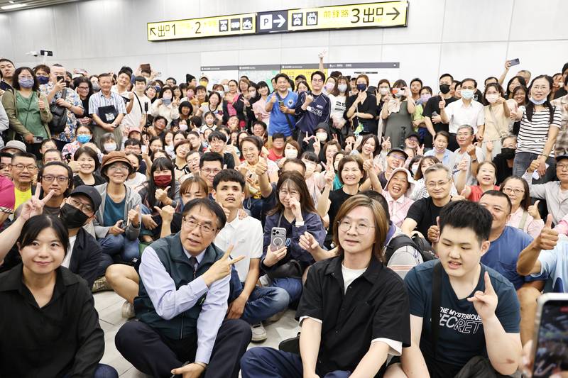 林隆璇、陳俊豪師生驚喜現身台南車站四手聯彈 黃偉哲: 兼顧交通秩序打造音樂之都